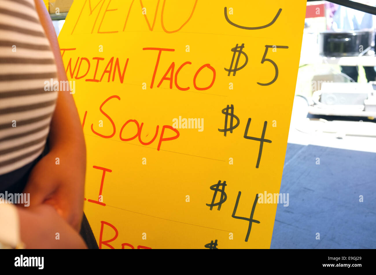 Un menu de sélection avec Indian Tacos et soupe de maïs à un événement canadien à London, Ontario. Banque D'Images