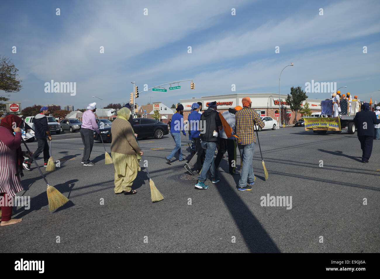 Floral Park, New York. 25 octobre, 2014. Un défilé en Floral Park, New York en l'honneur de l'anniversaire de Guru Nanak Dev Ji, maître de la religion Sikh. Crédit : David Smith/Alamy Live News Banque D'Images