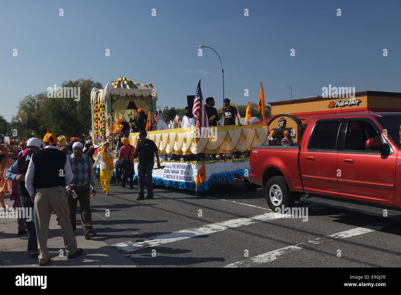 Floral Park, New York. 25 octobre, 2014. Un défilé en Floral Park, New York en l'honneur de l'anniversaire de Guru Nanak Dev Ji, maître de la religion Sikh. Crédit : David Smith/Alamy Live News Banque D'Images