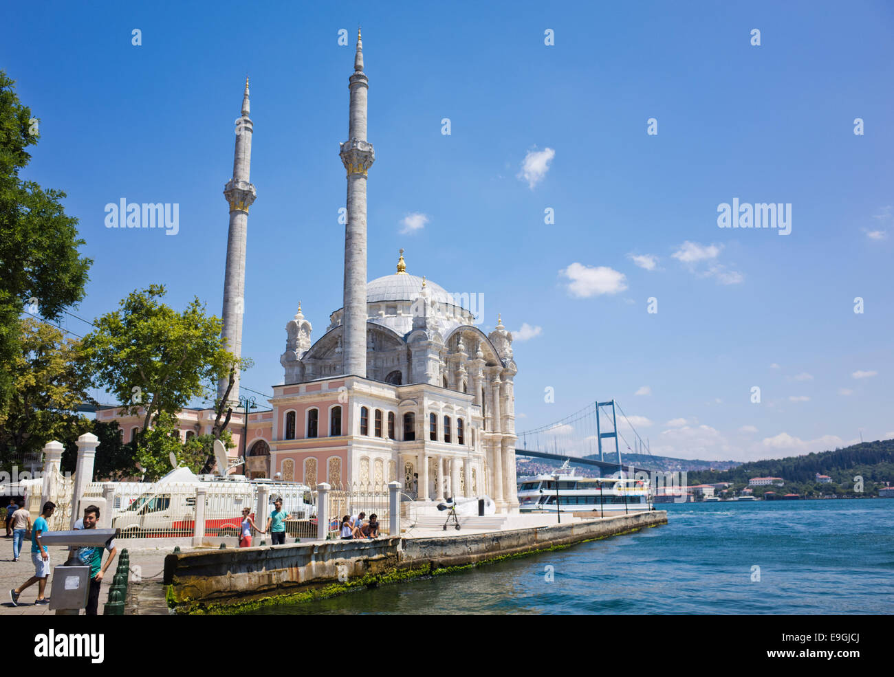 Mosquée Ortakôy par le pont du Bosphore à Istanbul Turquie Banque D'Images
