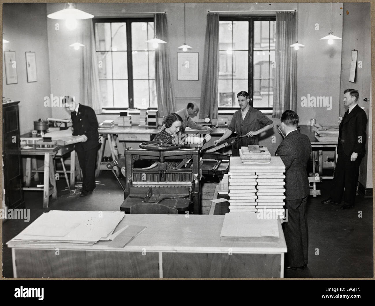 Une photographie de l'atelier de reliure à la Bibliothèque universitaire en Norvège. L'image met en évidence les techniques traditionnelles de reliure et l'importance historique des bibliothèques dans la culture norvégienne. Banque D'Images