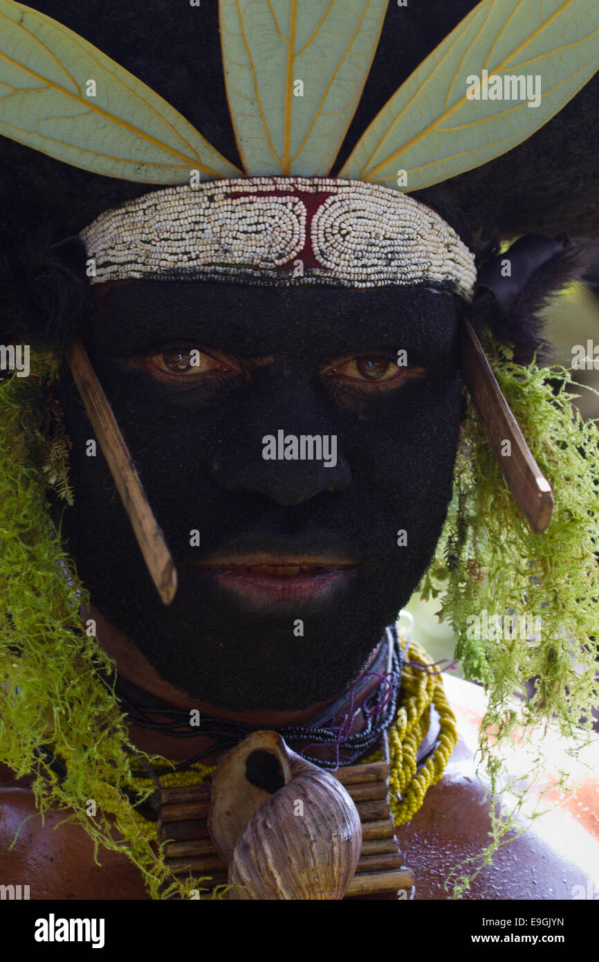 Tribesman du Tambul-Nebilyer porte District Face noire à chanter chanter Banque D'Images