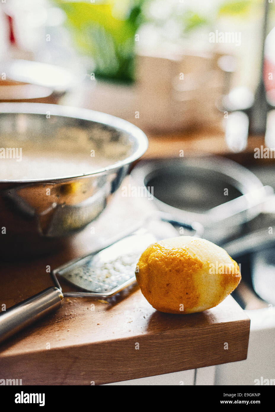 Le zeste de citron râpé pour la cuisson Banque D'Images