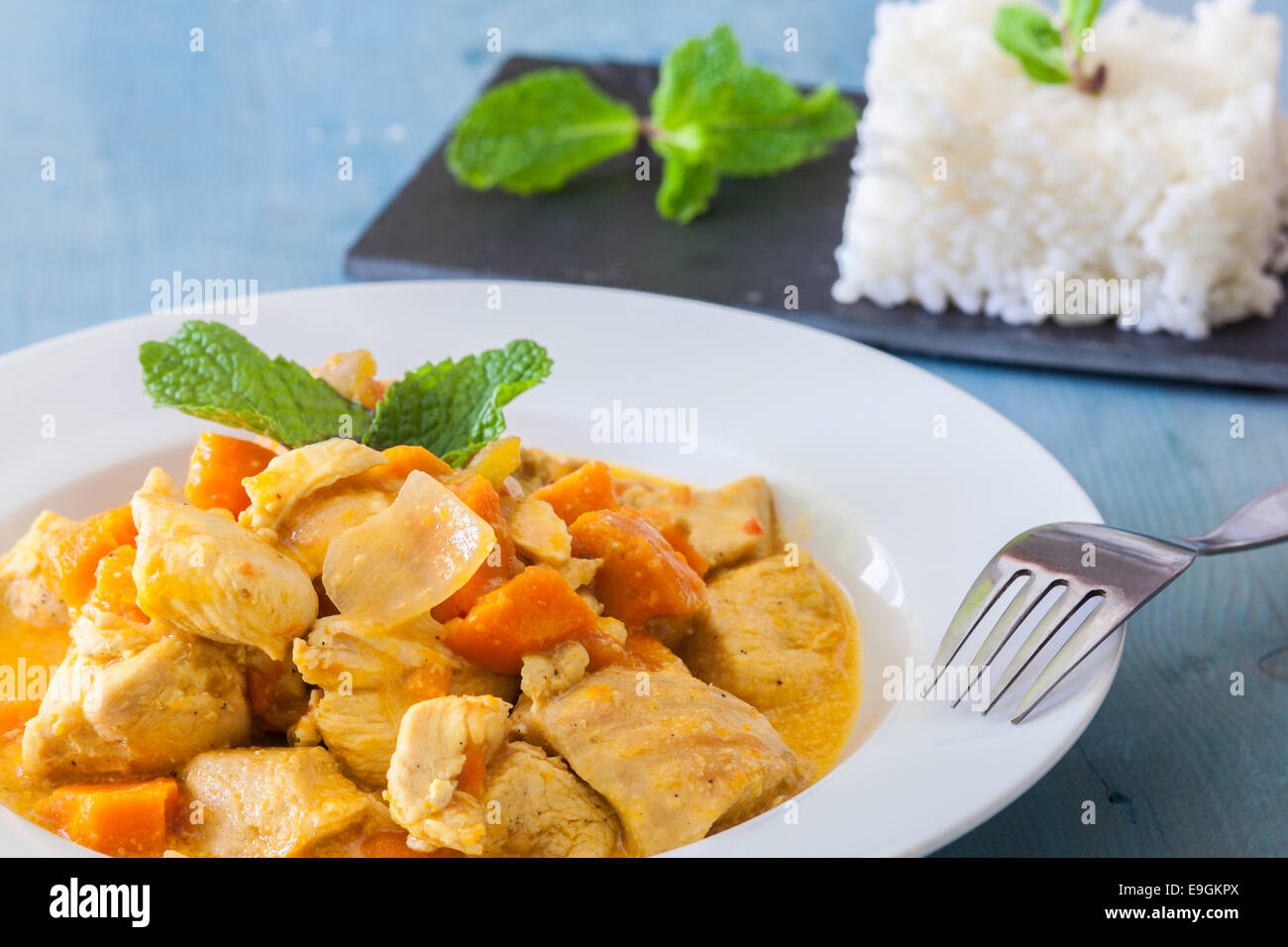 Poulet au curry à l'indienne avec du riz une menthe Banque D'Images