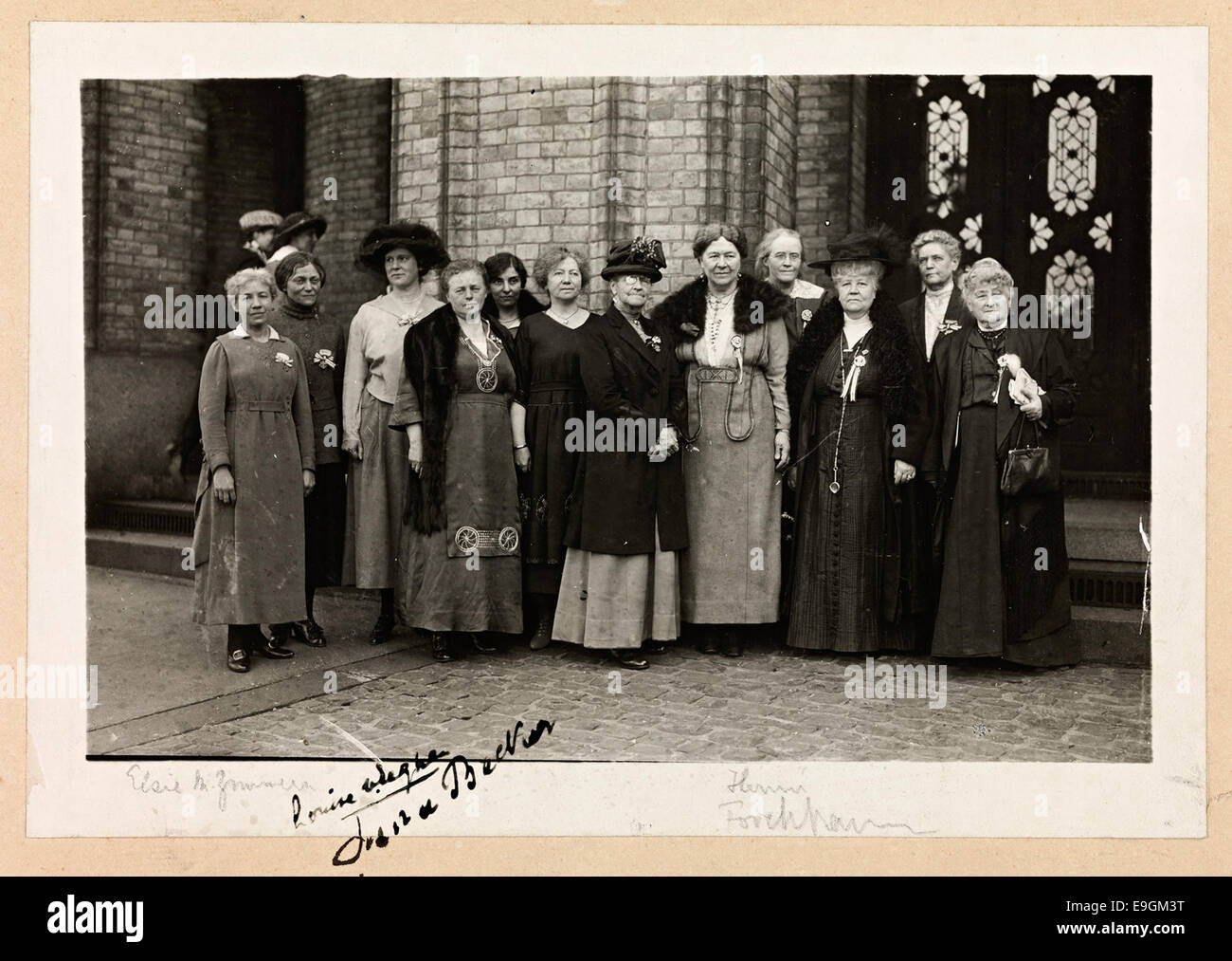 Cette image montre la réunion du Conseil international des femmes (ICW) au parlement norvégien, Stortinget, vers 1920. La photographie met en lumière les activistes des droits des femmes de cette période. Banque D'Images