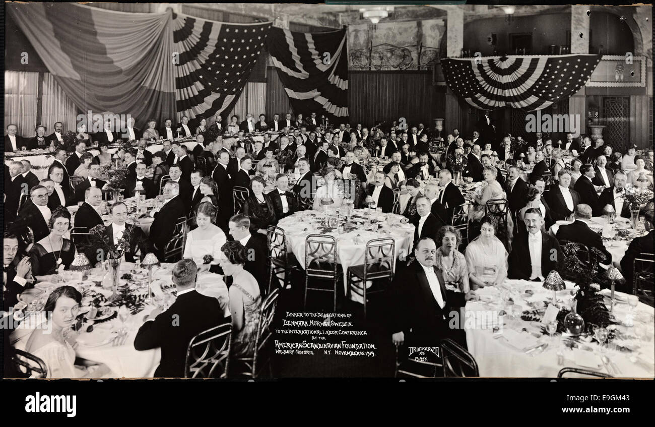Photographie d'un dîner organisé par l'American Scandinavian Foundation pour les délégations du Danemark, de la Norvège et de la Suède à la Conférence internationale du travail de 1919. L'événement reflète la collaboration entre les pays nordiques dans les discussions syndicales. Banque D'Images
