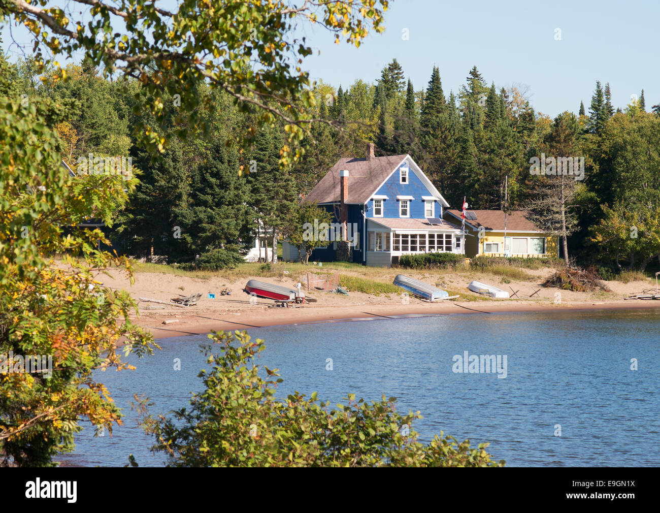 Vieux bâtiment en bois peint bleu Silver Islet, Québec, Canada Banque D'Images