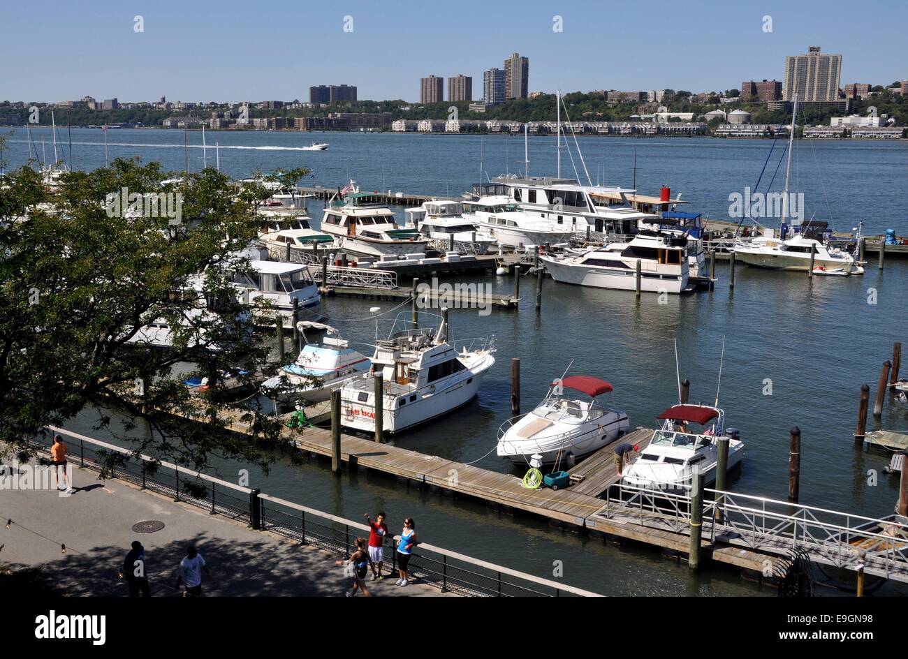 NYC : Yachts et bateaux de plaisance amarrés au Nichols Voile Marina sur la rivière Hudson à West 79th Street Banque D'Images