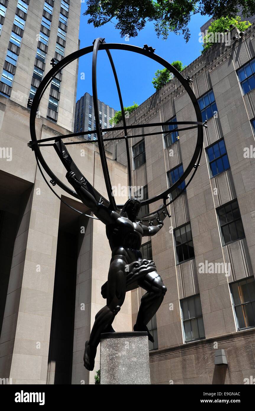 NYC : Statue d'Atlas tenant le monde en face du Rockefeller Center's International Building sur la Cinquième Avenue Banque D'Images