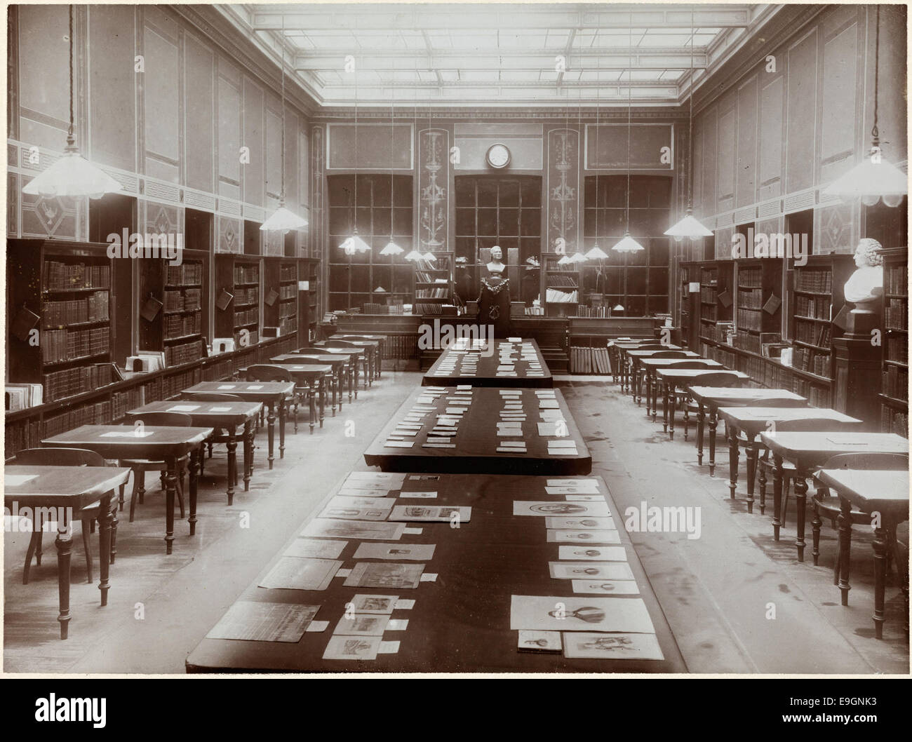 Cette photographie de juin 1908 montre l'exposition Wergeland à la Bibliothèque universitaire d'Oslo. Il commémore Henrik Wergeland, figure clé de la littérature et de l'histoire norvégiennes. Banque D'Images