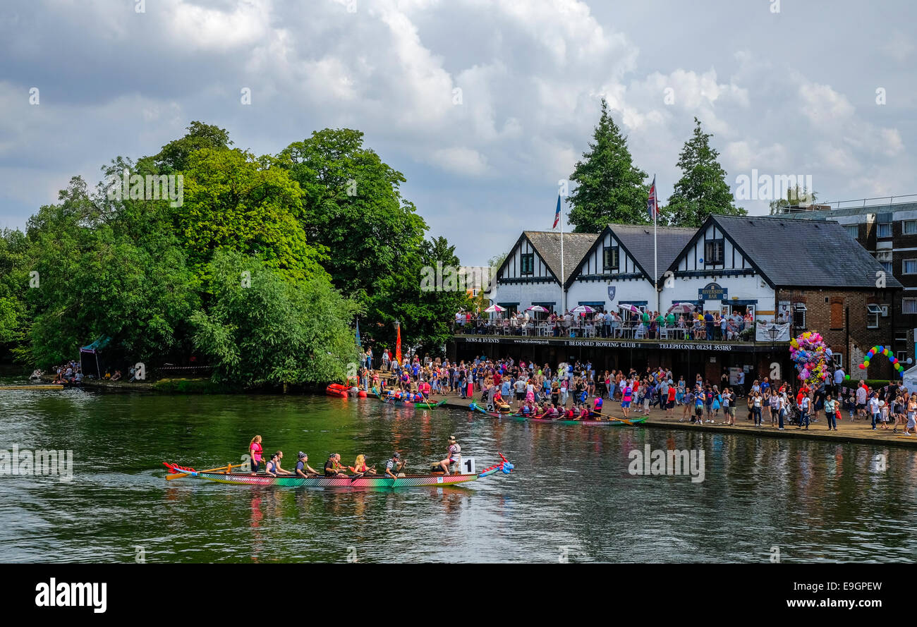 La course de bateaux-dragons au Bedford River Festival. Banque D'Images
