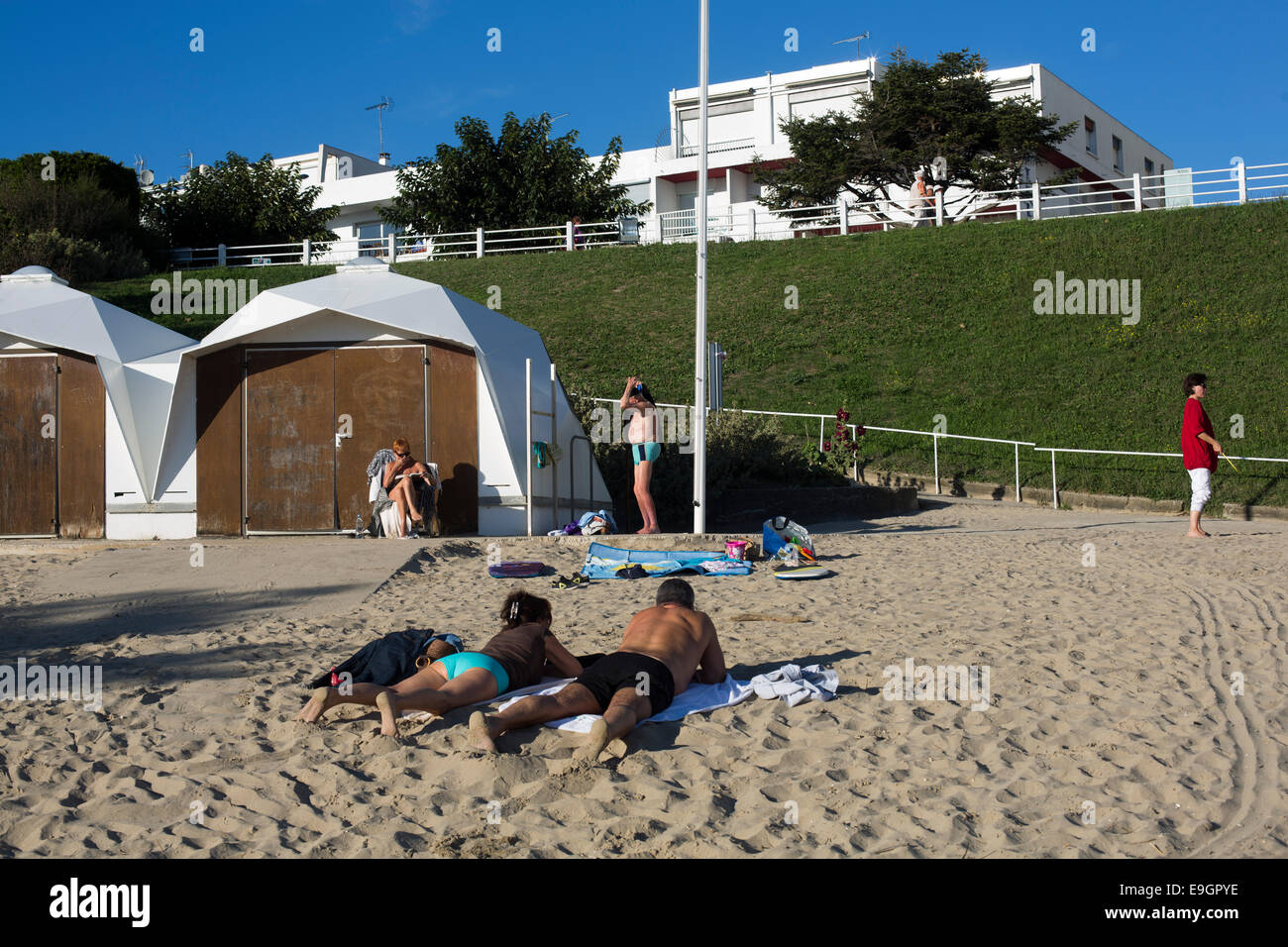 Cabines de plage sable étrange se détendre lire modifier Banque D'Images