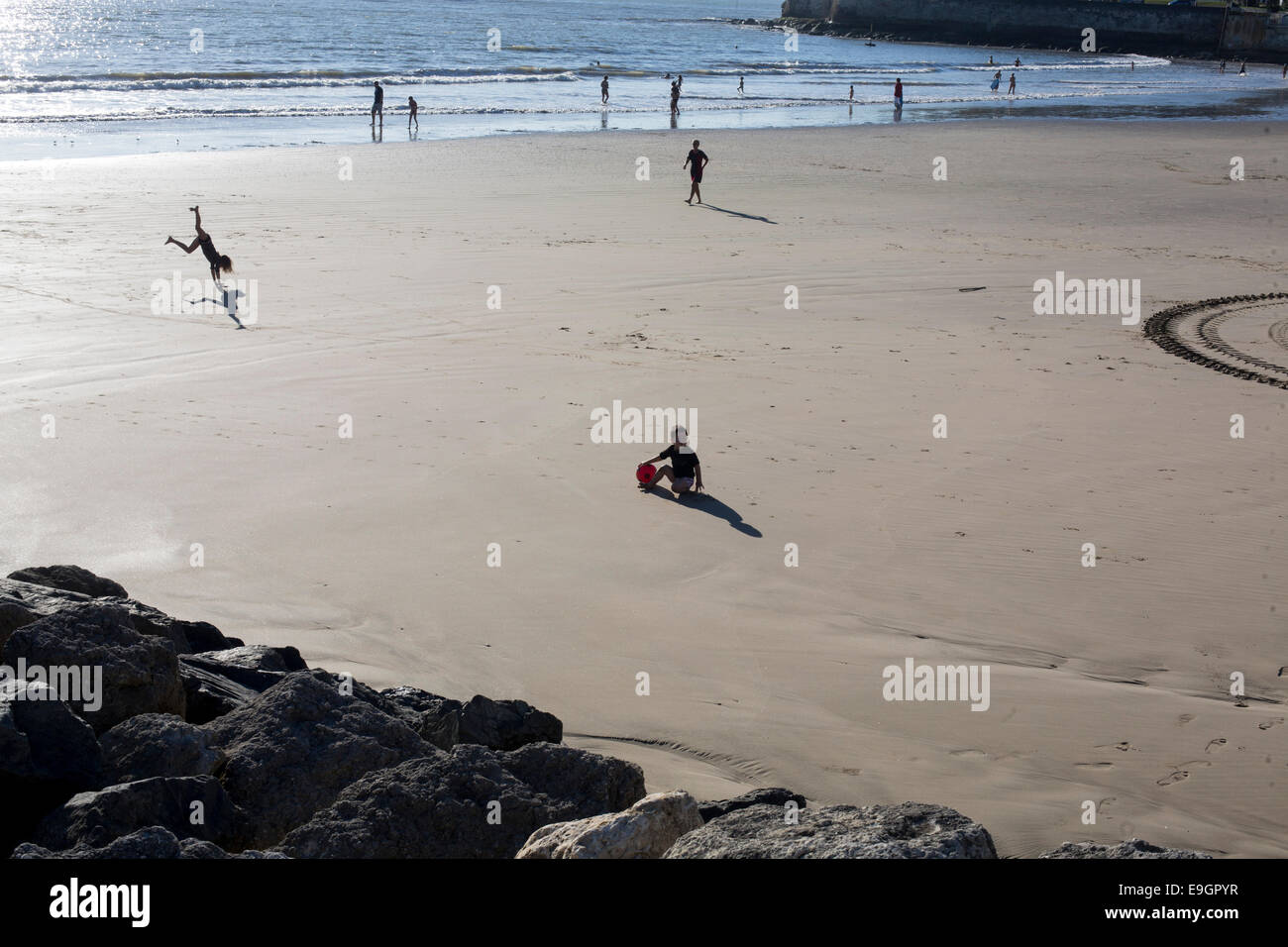 Mer plage sable soleil bas finement les gens Banque D'Images