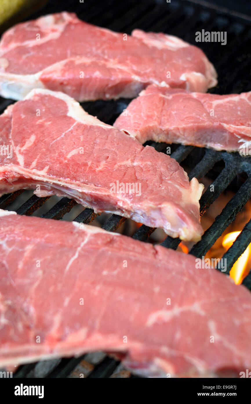 Steaks de boeuf sur le grill. Banque D'Images