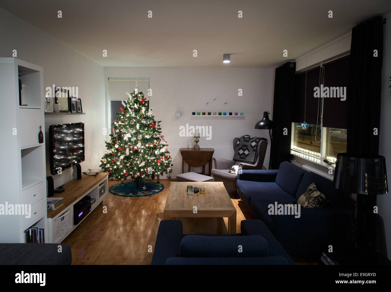 Jour avant Noël, arbre de décoration dans la salle de séjour Banque D'Images