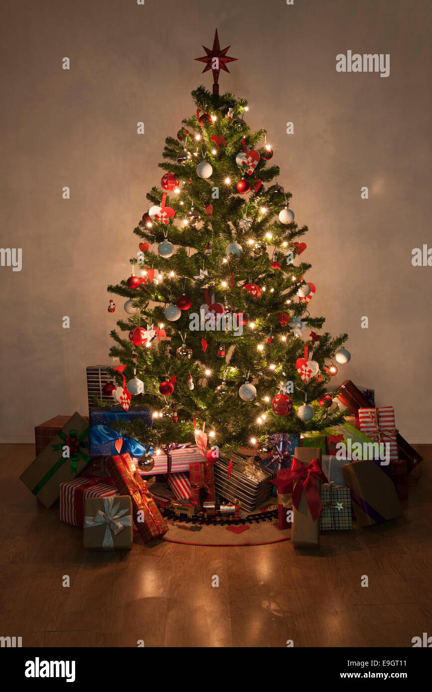 Bel arbre de Noël avec des lumières et présente Banque D'Images
