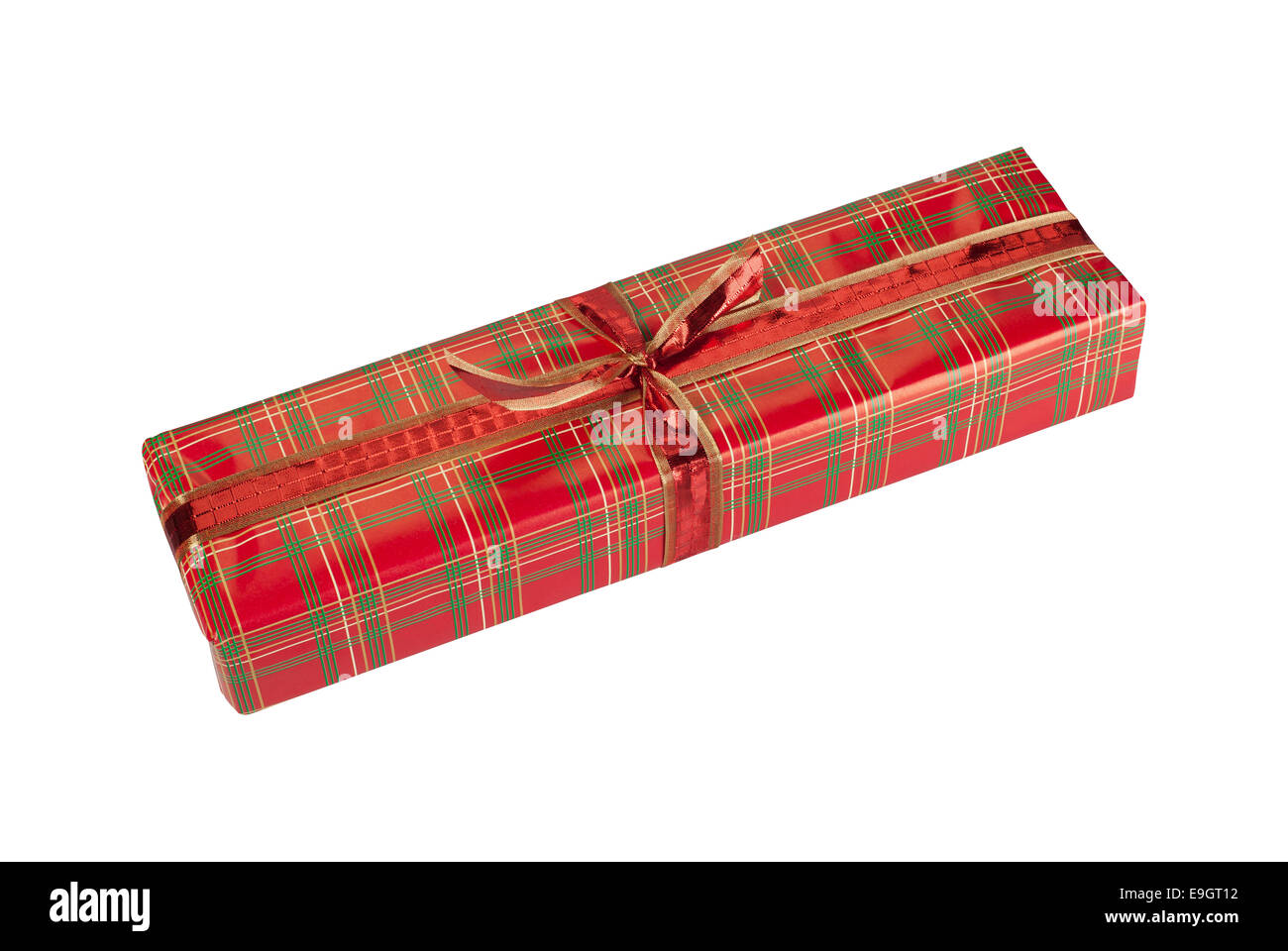 Cadeau de Noël dans la belle emballage tartan sur fond blanc Banque D'Images