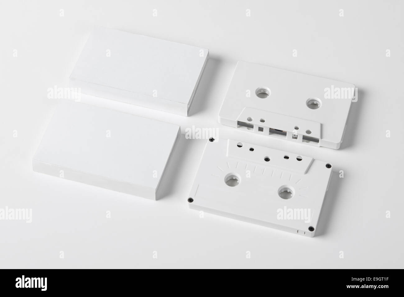 Une série de cassettes audio vierges sur fond blanc avec des emballages vides Banque D'Images