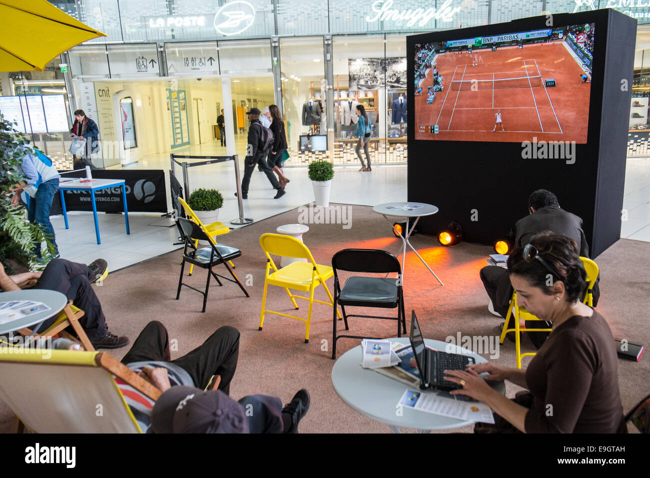 Des tables de ping-pong et un service de massages pour une utilisation gratuite pendant que Roland Garros,French Open Tennis Tournament est encouragée. Banque D'Images