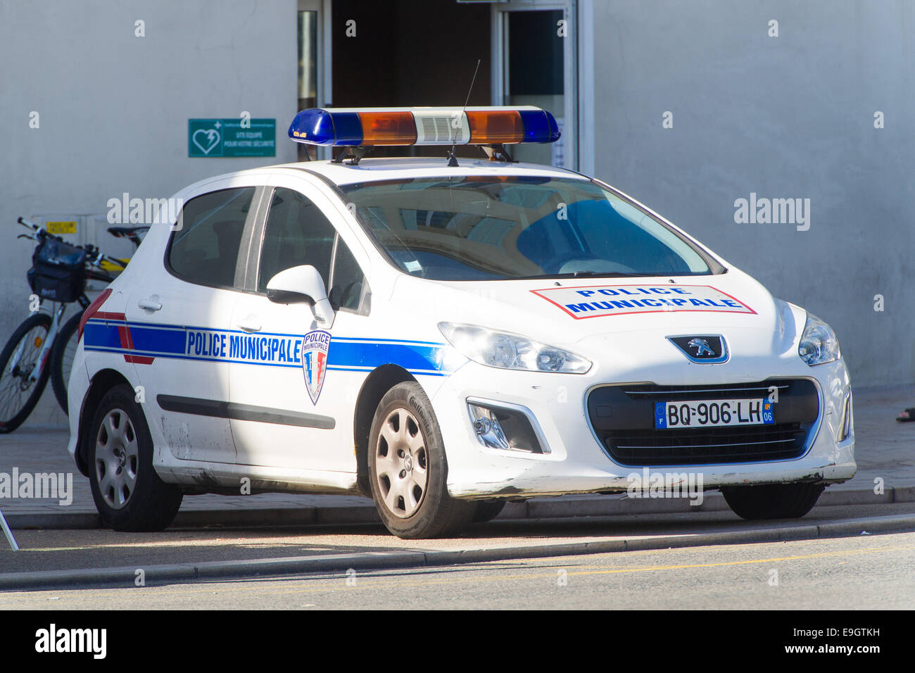 Une voiture de police française à Cannes, France. Banque D'Images
