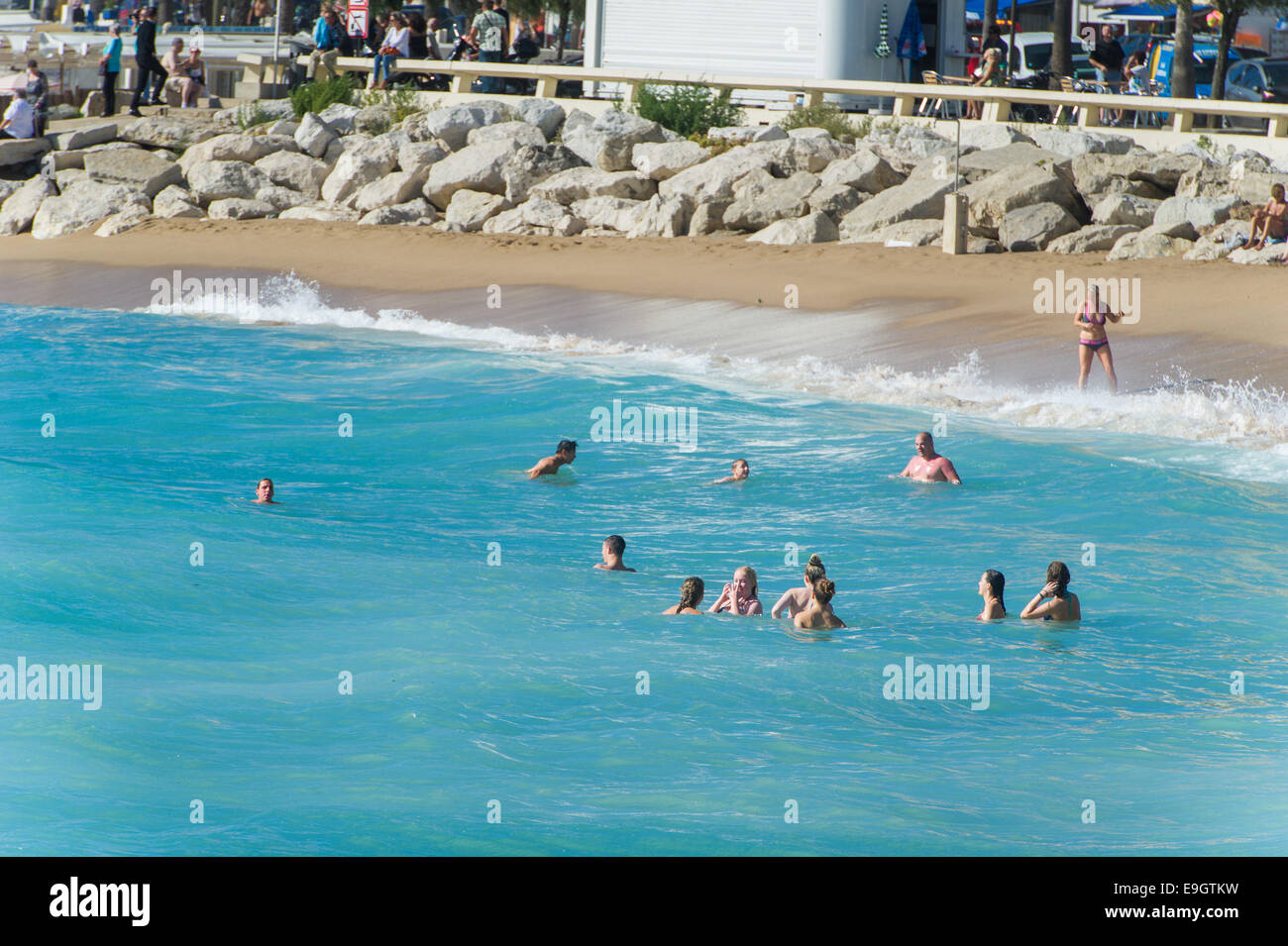 Les nageurs dans la mer Plage du Midi à Cannes, France Banque D'Images