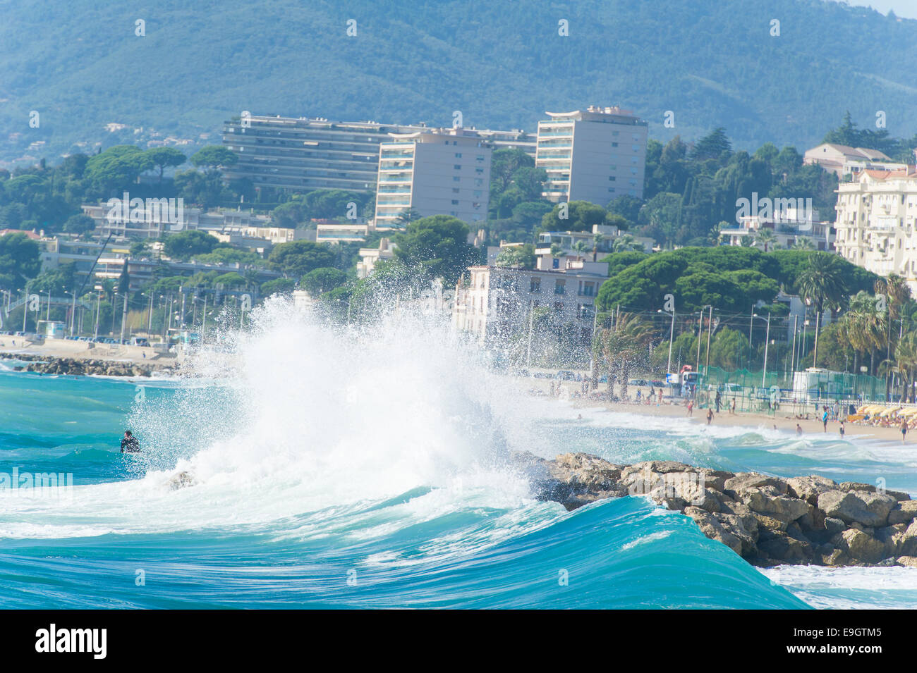 Une grosse vague s'écrase sur la plage du Midi à Cannes, France Banque D'Images