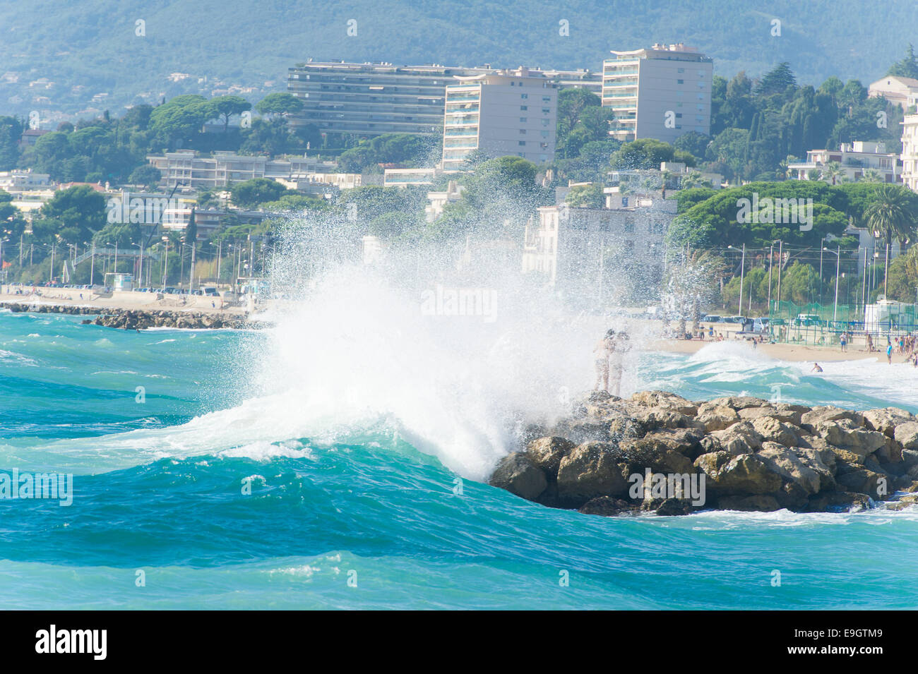 Une grande vague engloutit deux personnes à la plage du Midi à Cannes, France Banque D'Images