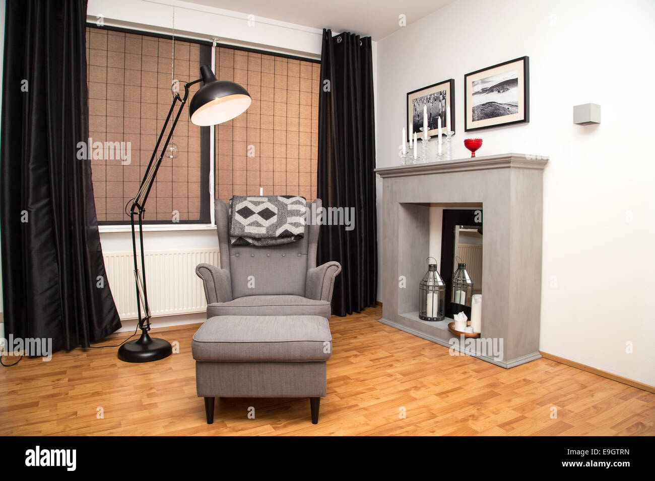 Salon moderne dans un vrai foyer résidentiel Banque D'Images