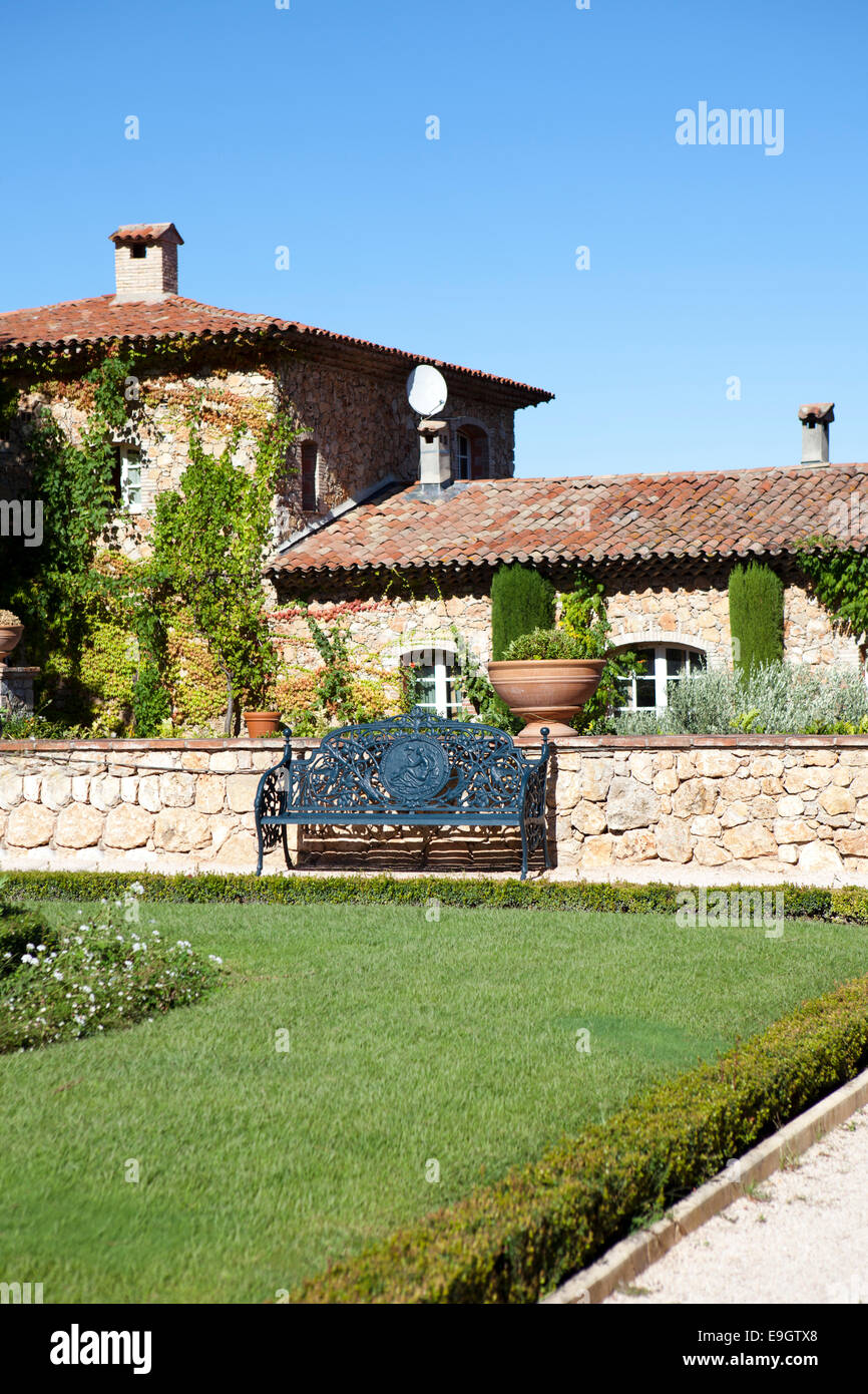 French Country House en style classique avec des plants de vigne et une pelouse verte Banque D'Images