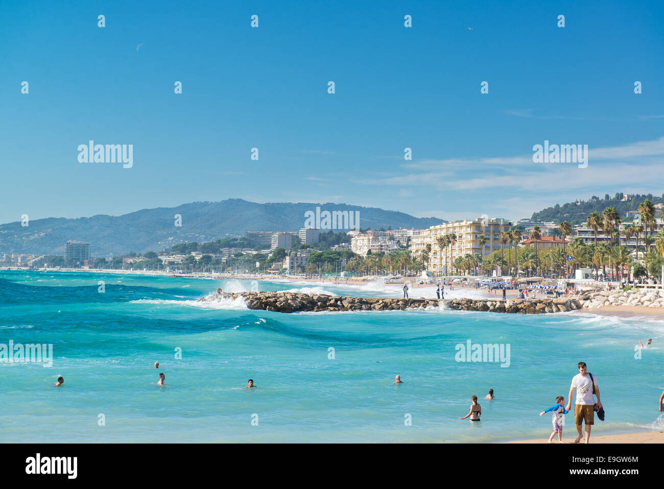 Les gens dans la mer sur plage du Midi à Cannes, France Banque D'Images