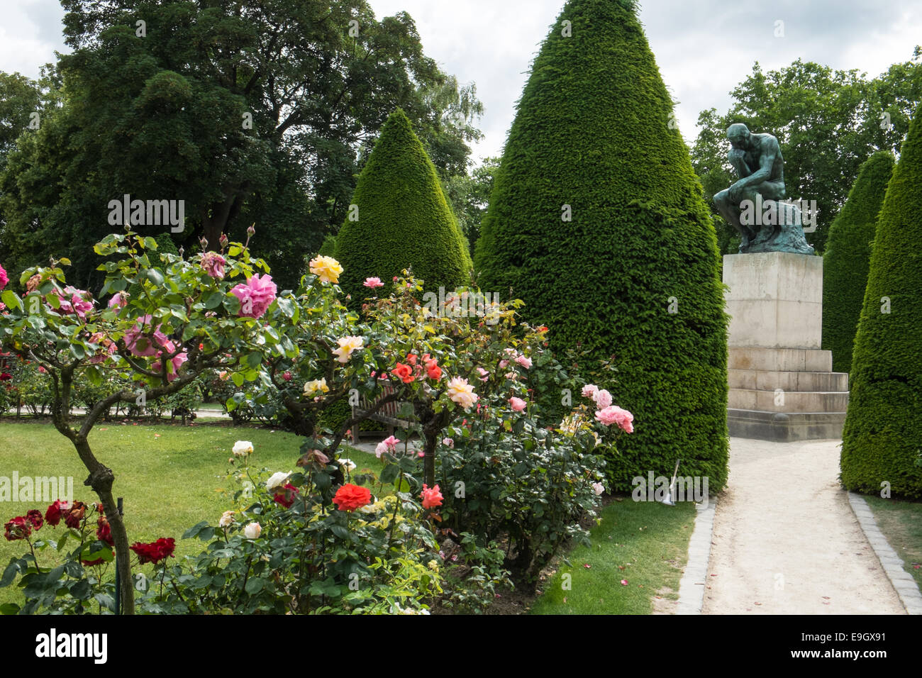 Sculpture à grande échelle, y compris les fameux 'Le penseur' sur l'affichage à l'Jardins de Musée Rodin, Paris,France. Banque D'Images
