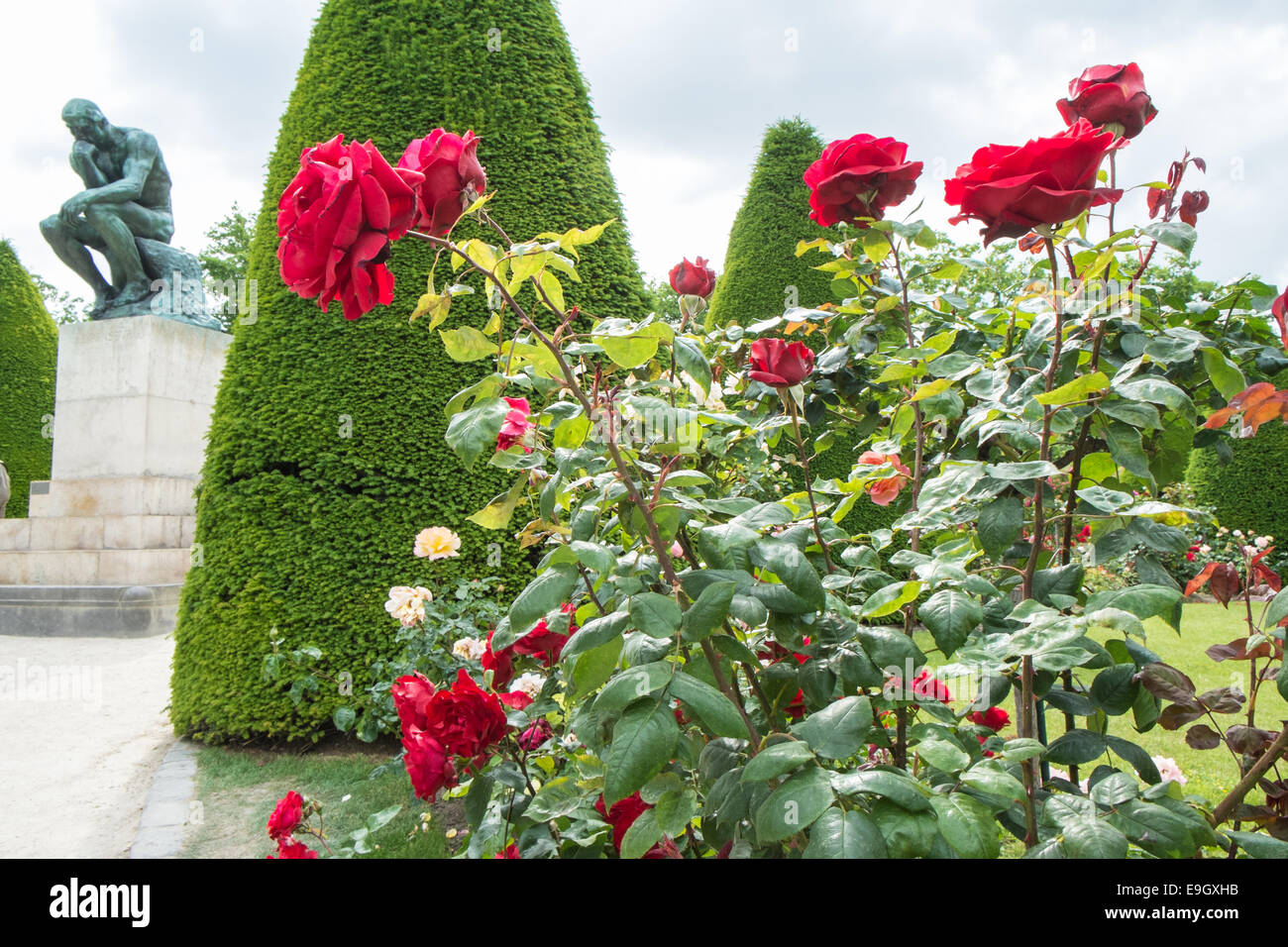 Sculpture à grande échelle, y compris les fameux 'Le penseur' sur l'affichage à l'Jardins de Musée Rodin, Paris,France. Banque D'Images