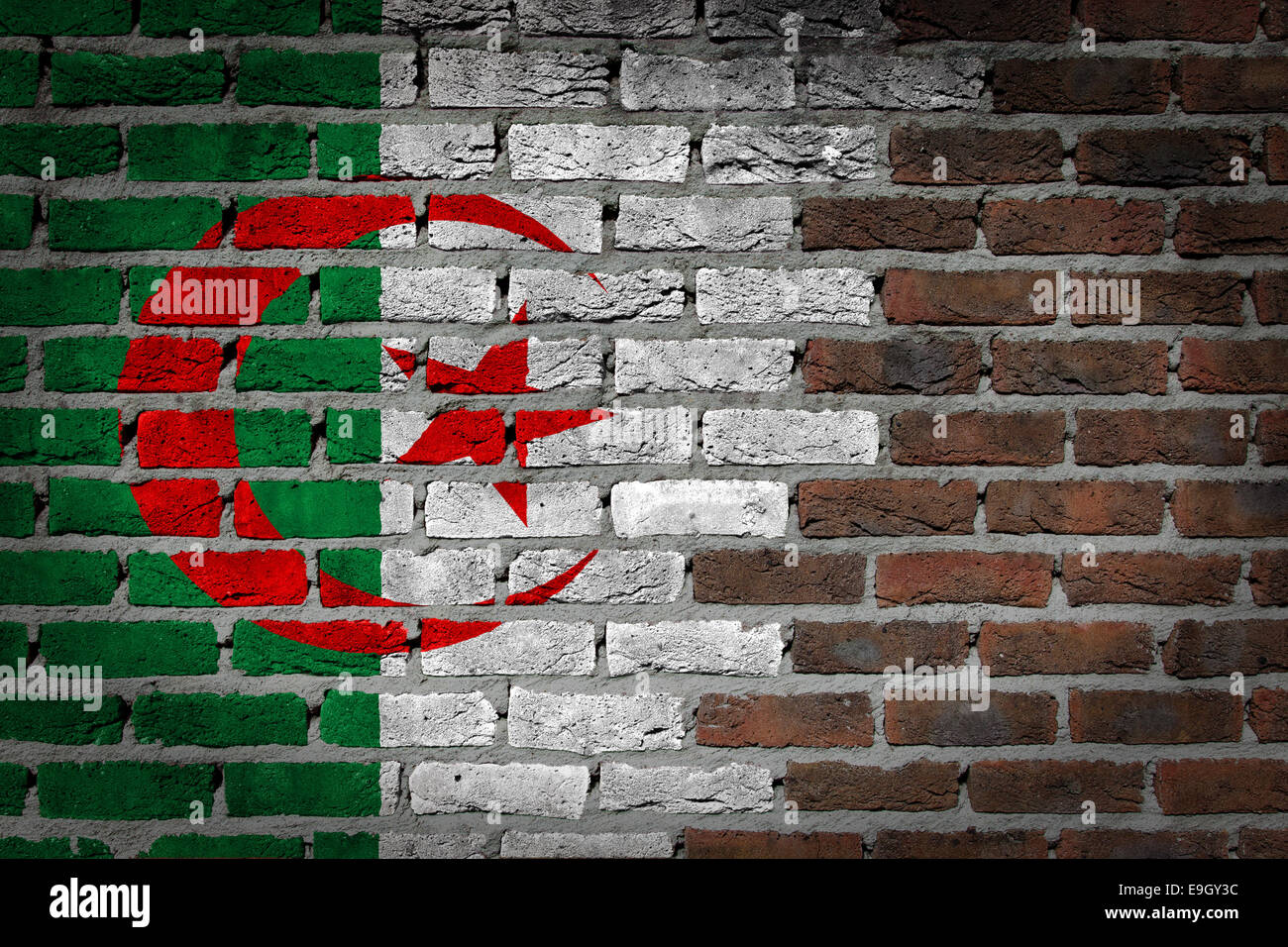 Très vieux mur en brique rouge foncé texture avec drapeau - Algérie Banque D'Images