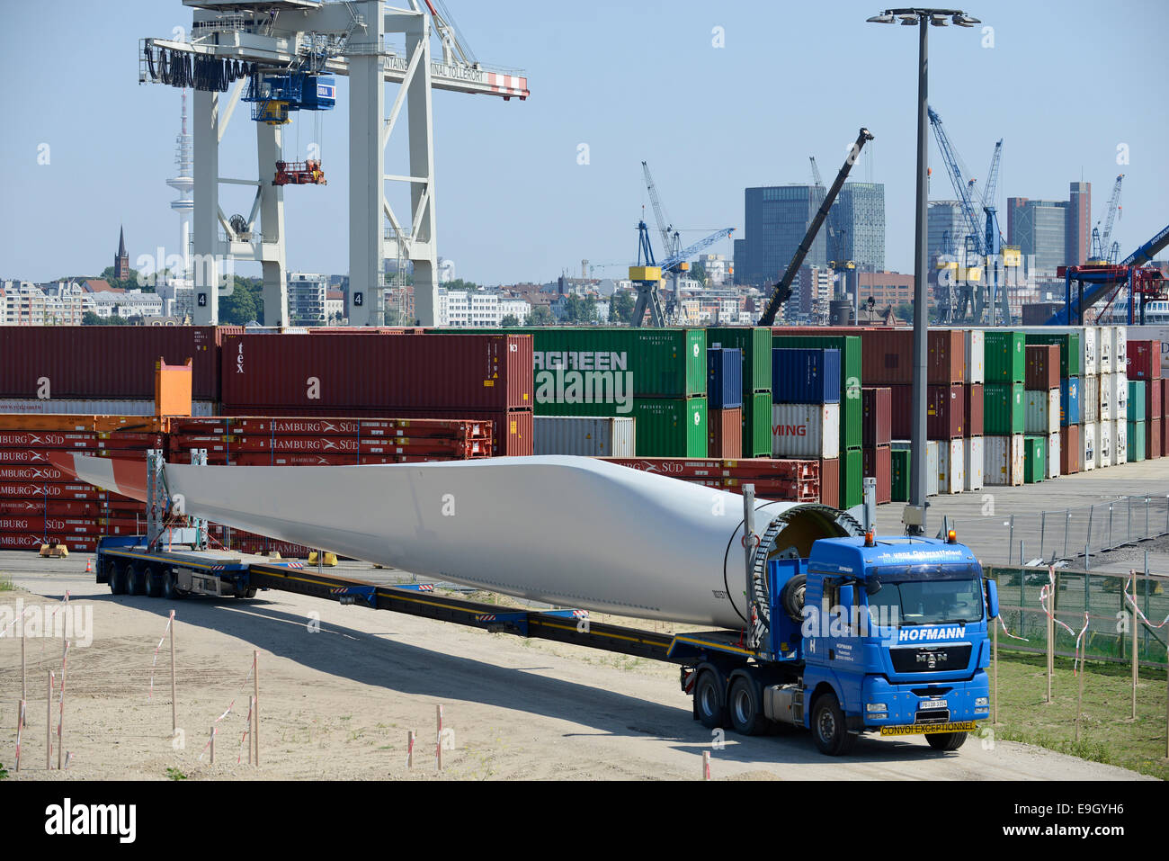 Allemagne Hambourg, le transport par camion pour les nouvelles pales de rotor d'éoliennes Nordex de havre en construction site Banque D'Images