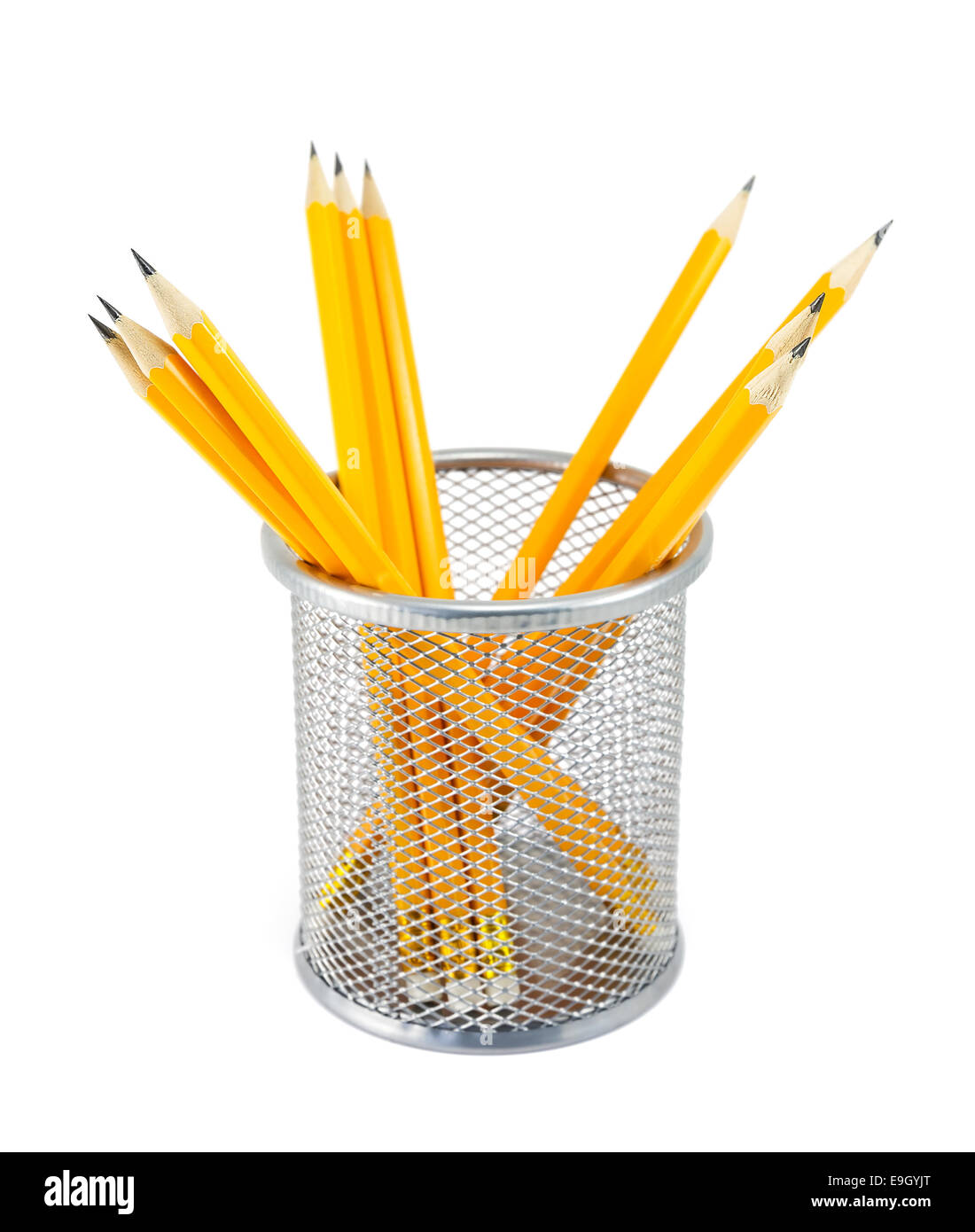 Crayons de couleur jaune en pot métal sur un fond blanc Banque D'Images