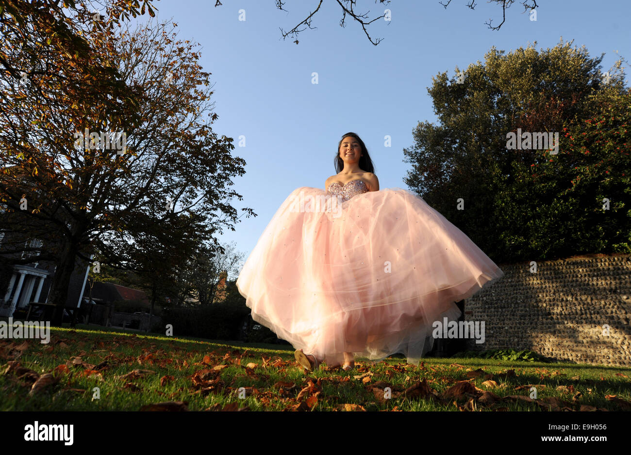 Teenage girl porte une robe de princesse rose de style redingote UK shop à Rottingdean Sussex UK Banque D'Images