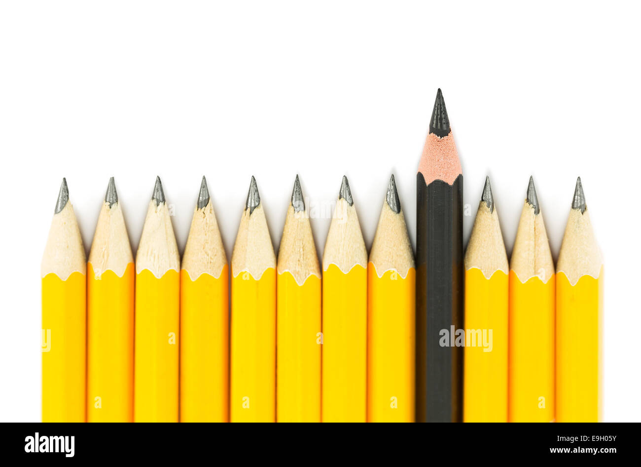 Crayons de couleur jaune avec le crayon noir sur fond blanc Banque D'Images