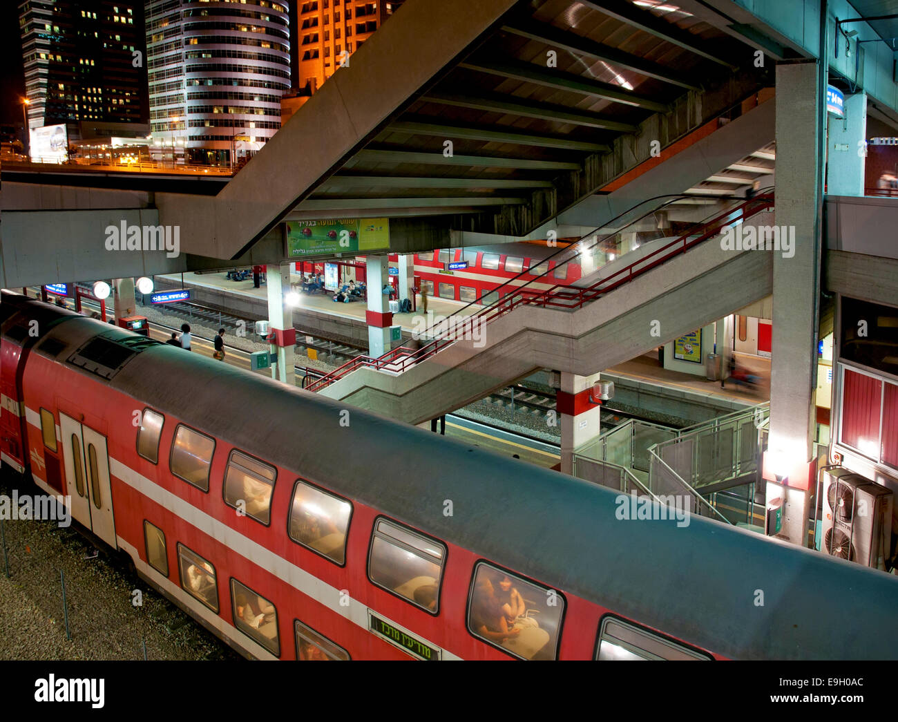 Gare centrale de savidor tel aviv Banque de photographies et d’images à ...