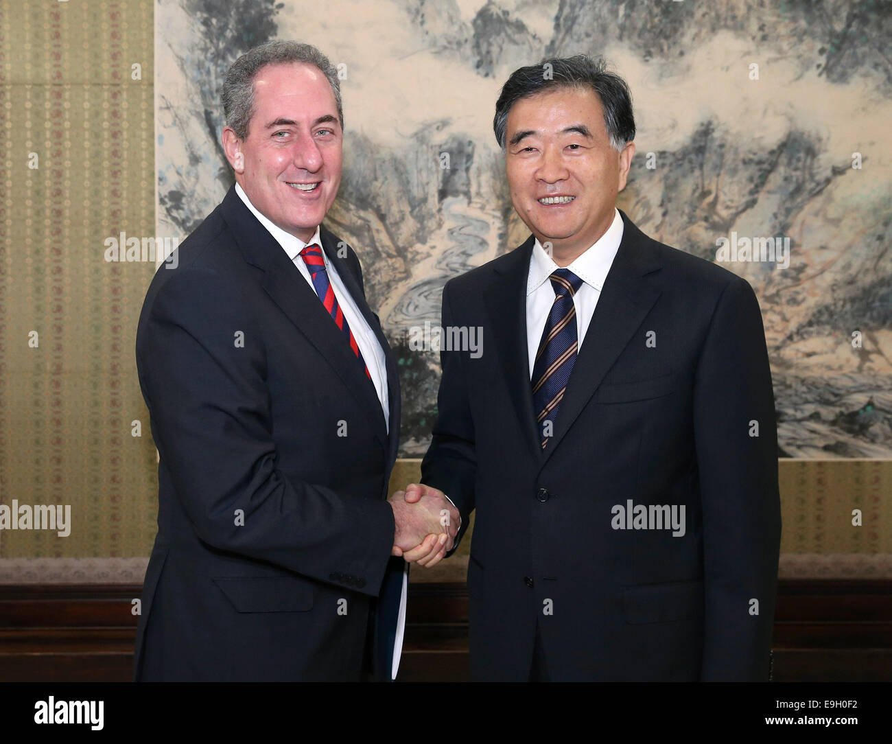 Beijing, Chine. 28 Oct, 2014. Le vice-Premier ministre chinois Wang Yang (R) rencontre avec le représentant américain au Commerce Michael Froman à Beijing, capitale de Chine, le 28 octobre 2014. Credit : Pang Xinglei/Xinhua/Alamy Live News Banque D'Images