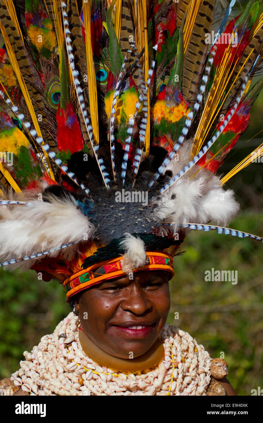 Une participante au Mt. Hagen chanter chanter, Papouasie Nouvelle Guinée Banque D'Images