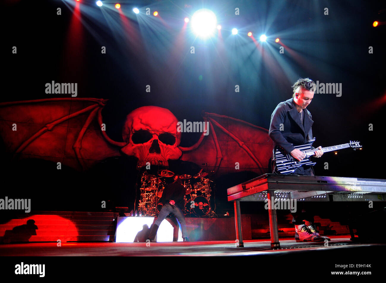 Barcelone, Espagne - 25 NOV : Avenged Sevenfold, célèbre groupe de heavy metal, effectue à l'occasion de l'étape de Badalona. Banque D'Images