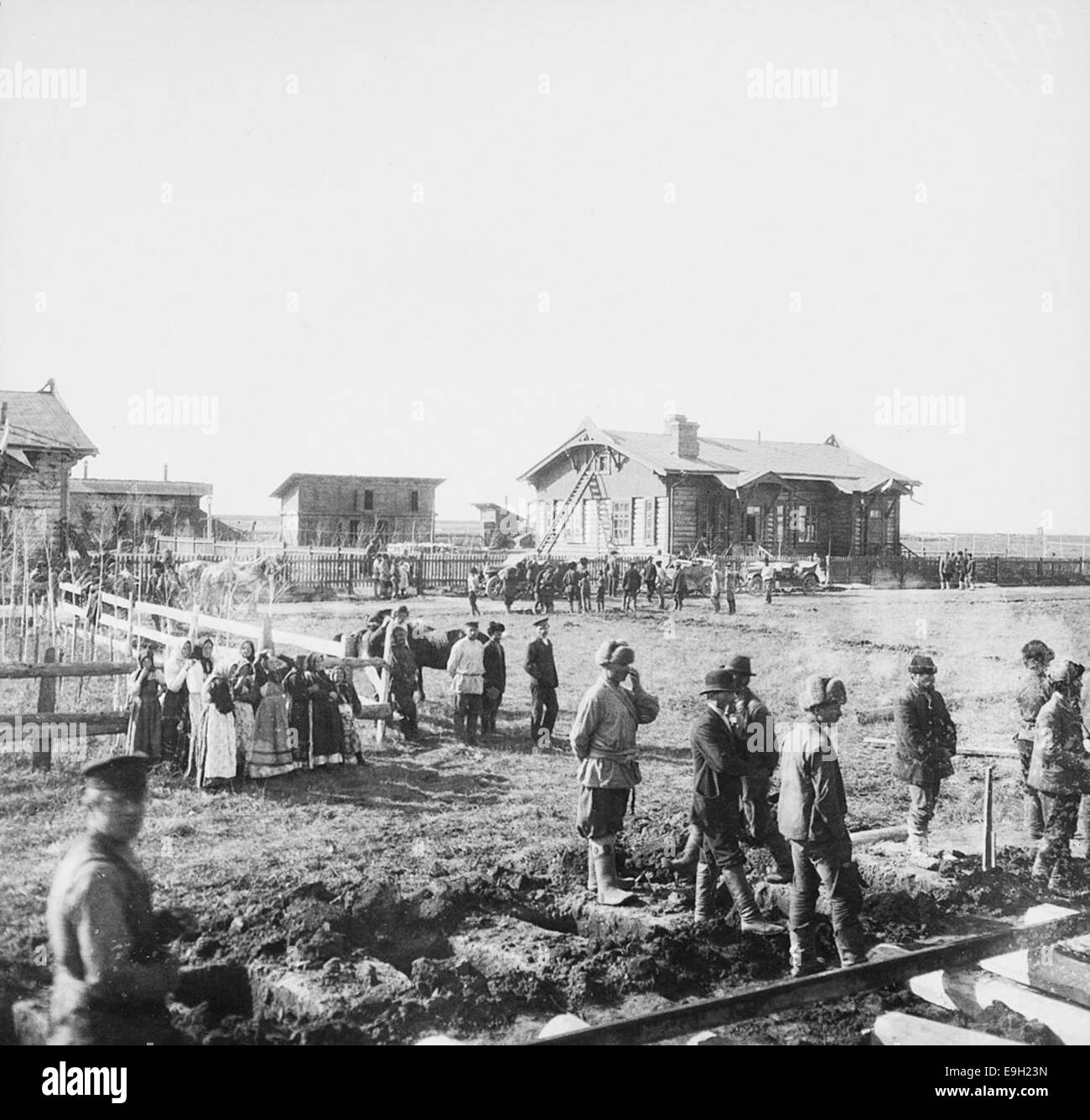 Photographie de la gare de Nansenovka, nommée en l'honneur de l'explorateur norvégien Fridtjof Nansen. Située en Russie, cette station reflète le lien historique entre Nansen et la région. L'image est conservée à la Bibliothèque nationale de Norvège. Banque D'Images Photographie de la gare de Nansenovka, nommée en l'honneur de l'explorateur norvégien Fridtjof Nansen. Située en Russie, cette station reflète le lien historique entre Nansen et la région. L'image est conservée à la Bibliothèque nationale de Norvège. Banque D'Images
