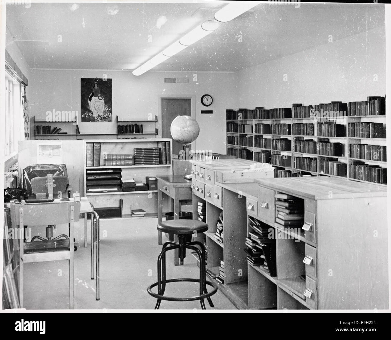 Photographie de la section pour enfants de la Bibliothèque publique de Narvik (Folkebibliotek), située à Nordland, Norvège. L'image montre l'intérieur de la bibliothèque, avec un accent sur la collection de livres et le système de catalogue de cartes. Banque D'Images