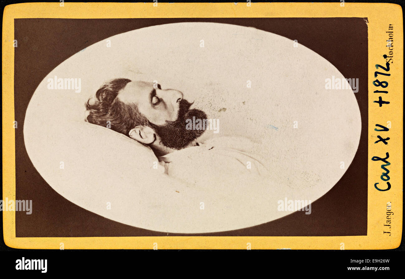Photographie post mortem du roi Carl XV de Suède, prise en 1872, montrant son corps sur un lit de défilé royal. La carte de visite capture le moment sombre qui suit sa mort, reflétant les coutumes royales de l'époque. Banque D'Images