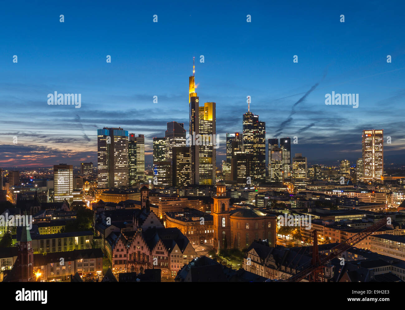 Vue sur les toits de la ville au crépuscule et allumé des gratte-ciel, centre-ville, Frankfurt am Main, Hesse, Allemagne Banque D'Images