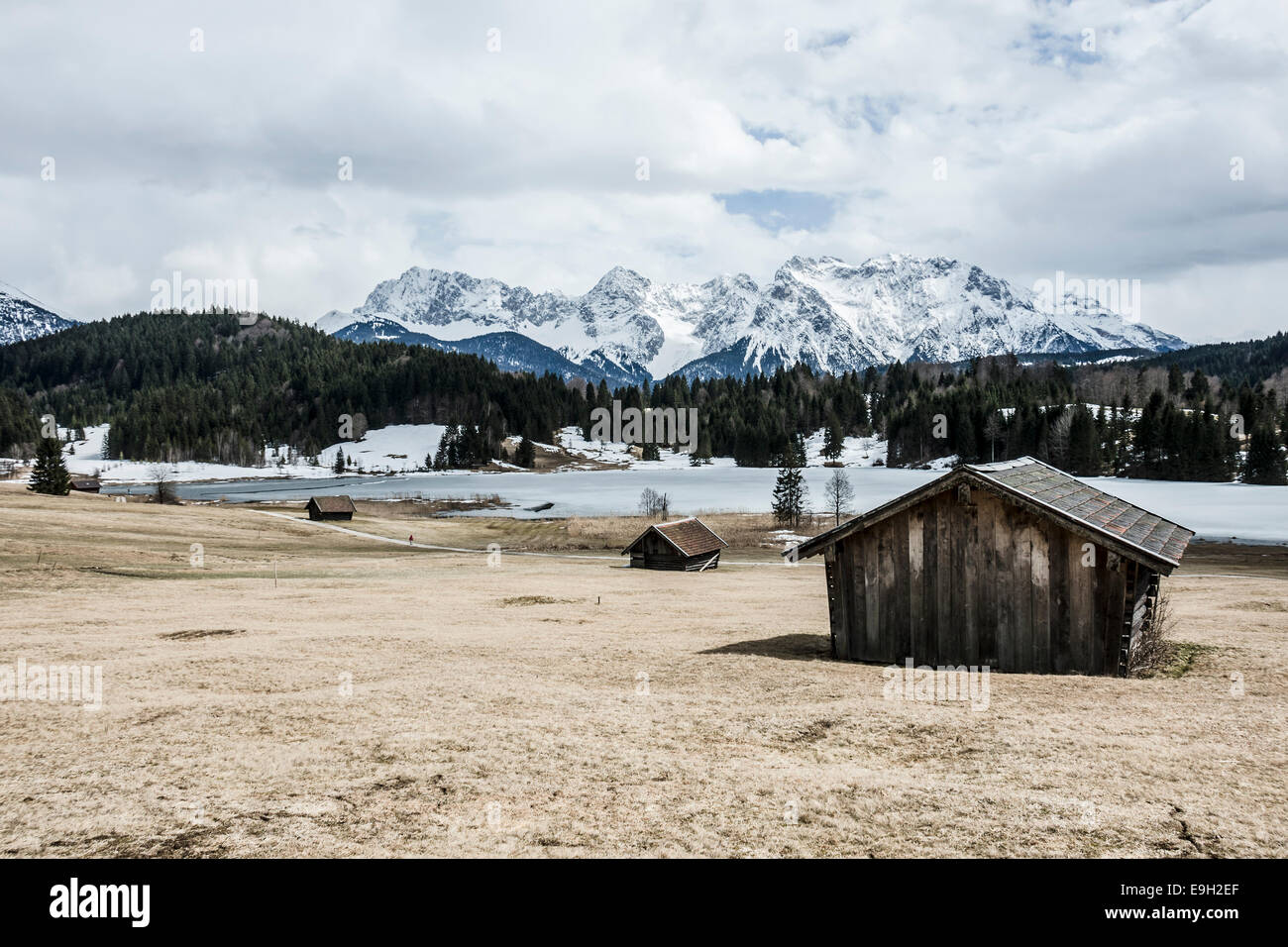 Wagenbruechsee la fin de l'hiver, le lac paysage avec le lac et les Alpes enneigées, Gerold, Mittenwald, Haute-Bavière, Bavière Banque D'Images