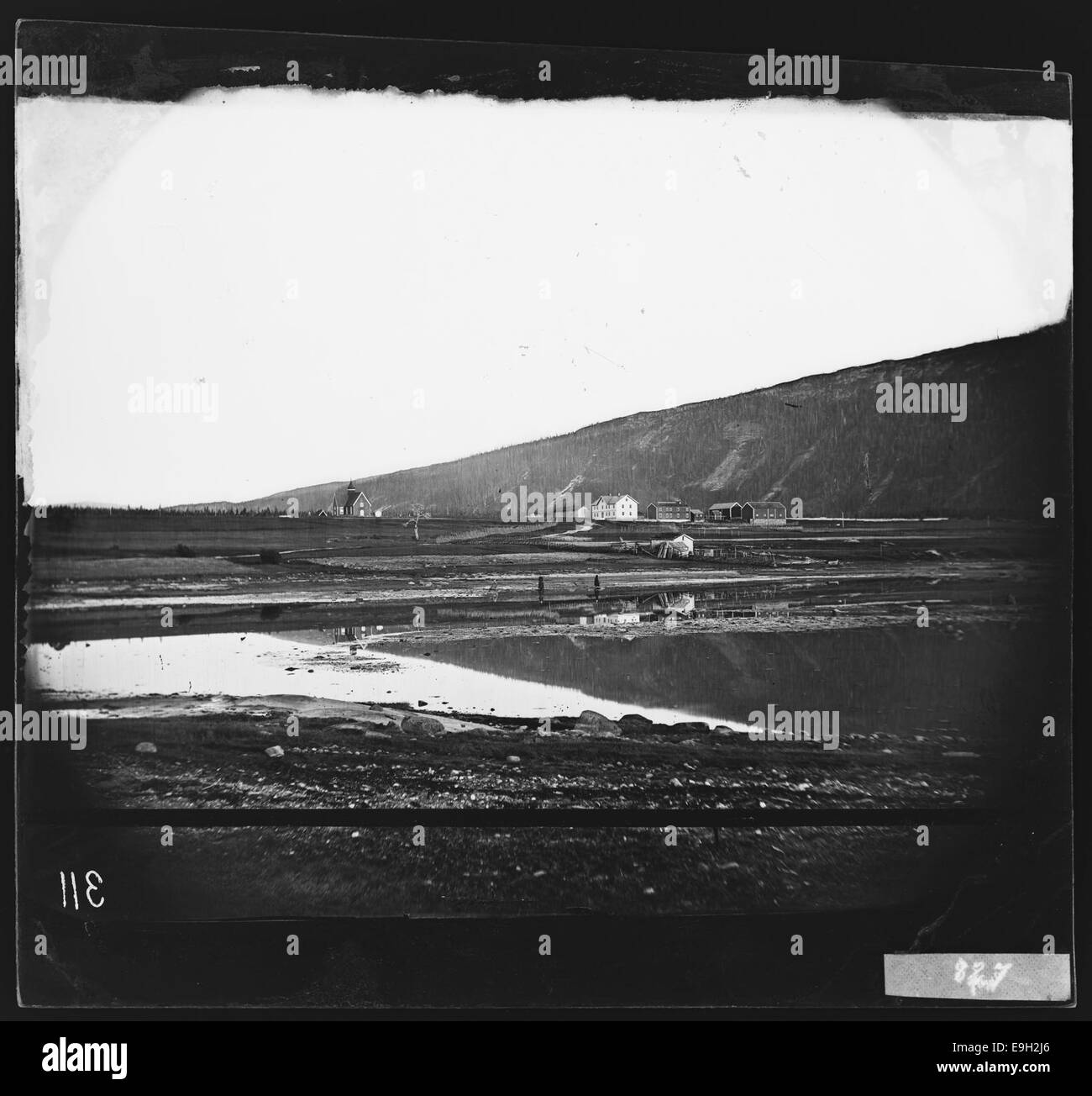Une photographie de Moholmen, montrant l'église et le parsonage de Rana, Nordland, Norvège. L'image capture l'architecture rurale et les paysages de la Norvège du début du XXe siècle. Banque D'Images Une photographie de Moholmen, montrant l'église et le parsonage de Rana, Nordland, Norvège. L'image capture l'architecture rurale et les paysages de la Norvège du début du XXe siècle. Banque D'Images