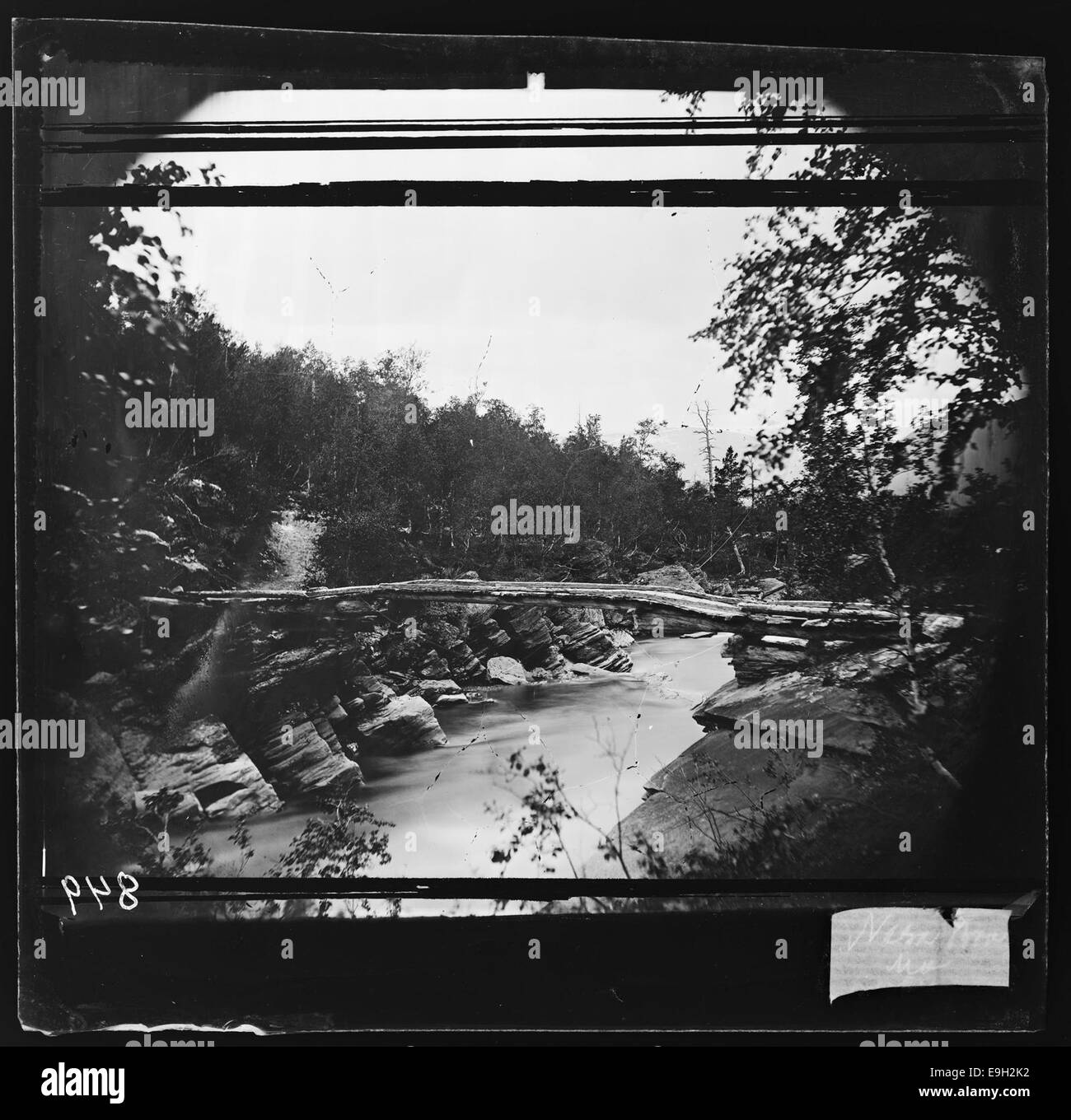 Une photographie prise au pont de la NASA à Mo, Nordland, Norvège, offrant une vue du pont et de son paysage environnant. Cette image capture les caractéristiques historiques et géographiques de la région de Rana en Norvège. Banque D'Images Une photographie prise au pont de la NASA à Mo, Nordland, Norvège, offrant une vue du pont et de son paysage environnant. Cette image capture les caractéristiques historiques et géographiques de la région de Rana en Norvège. Banque D'Images