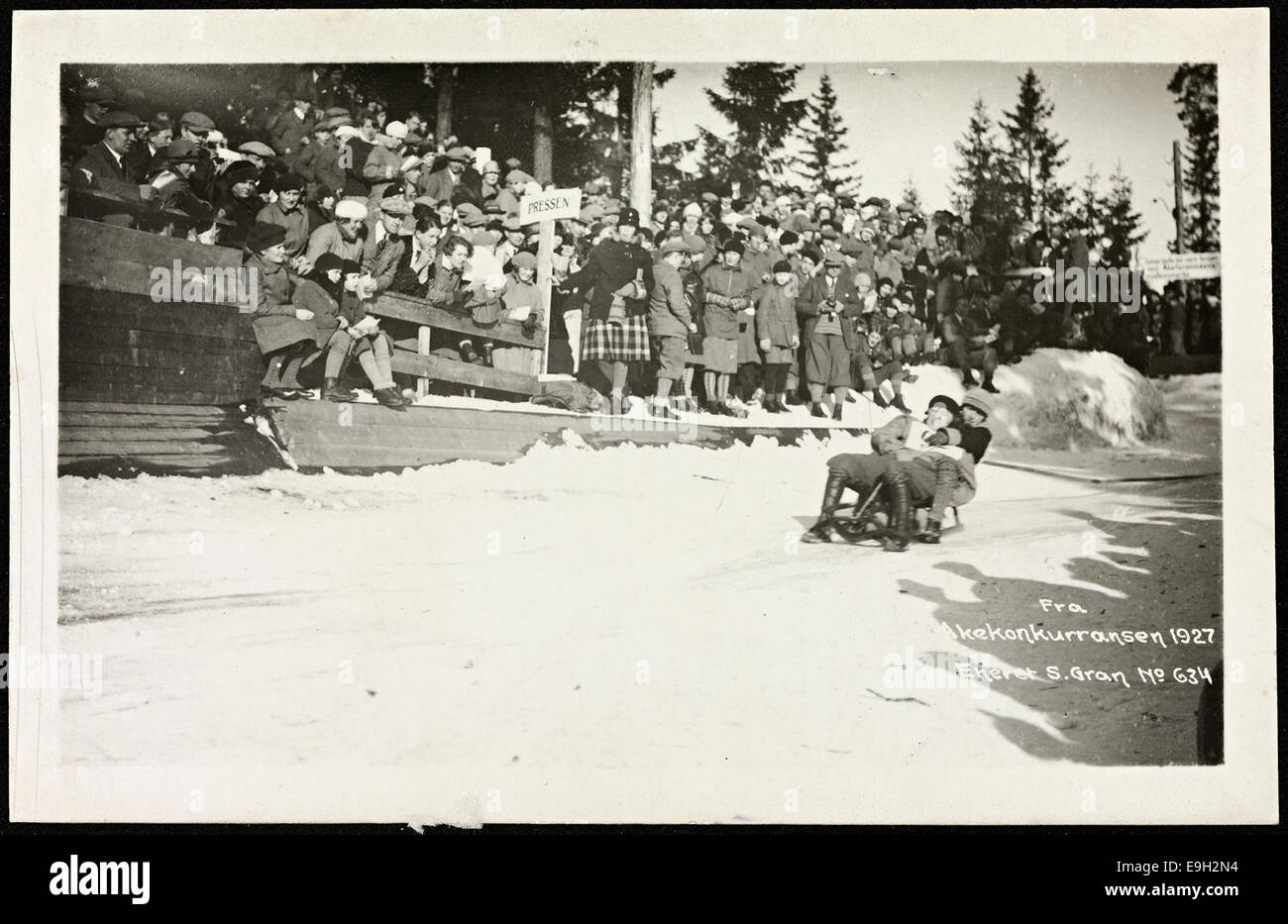Une photographie historique de l'Akekonkurransen (compétition de luge) 1927, mettant en valeur les sports d'hiver en Norvège. L'image capture les participants en action, mettant l'accent sur la culture des sports d'hiver de l'époque. Banque D'Images