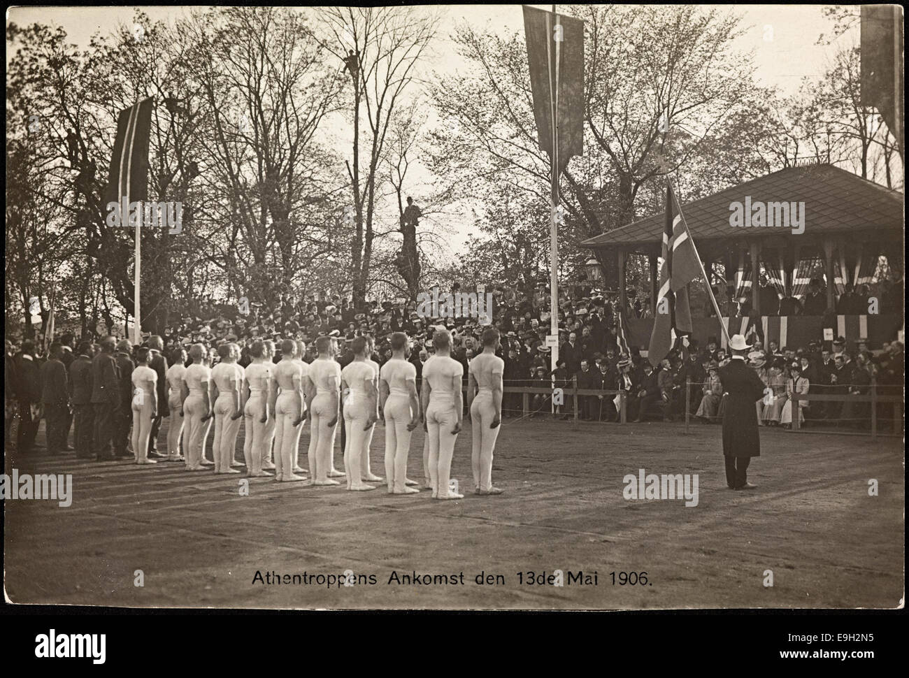 Une carte postale représentant l'arrivée d'Athentroppens aux Jeux du jubilé d'Ekstralekene le 13 mai 1906. L'image capture un moment historique des premiers Jeux Olympiques. Banque D'Images